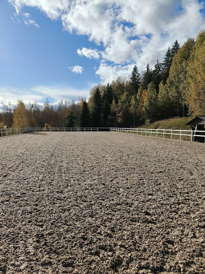 Ratsutila Kawerdan ulkokenttä kuitupohjalla