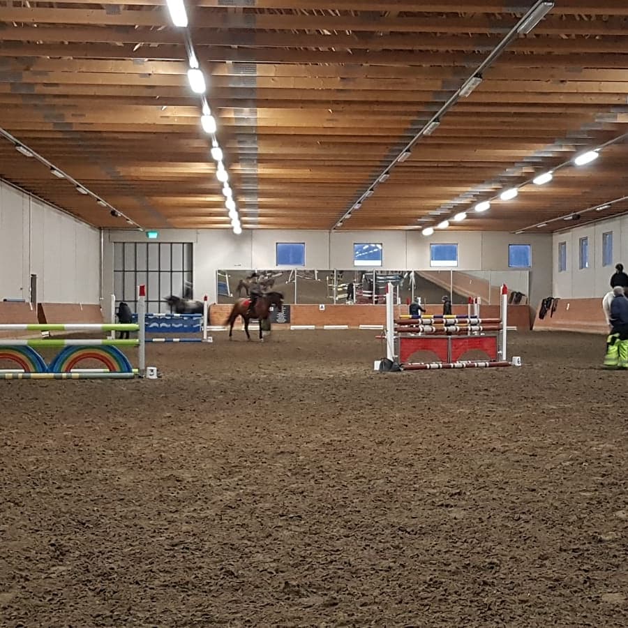 Ratsutila Kawerdan estekalustoa