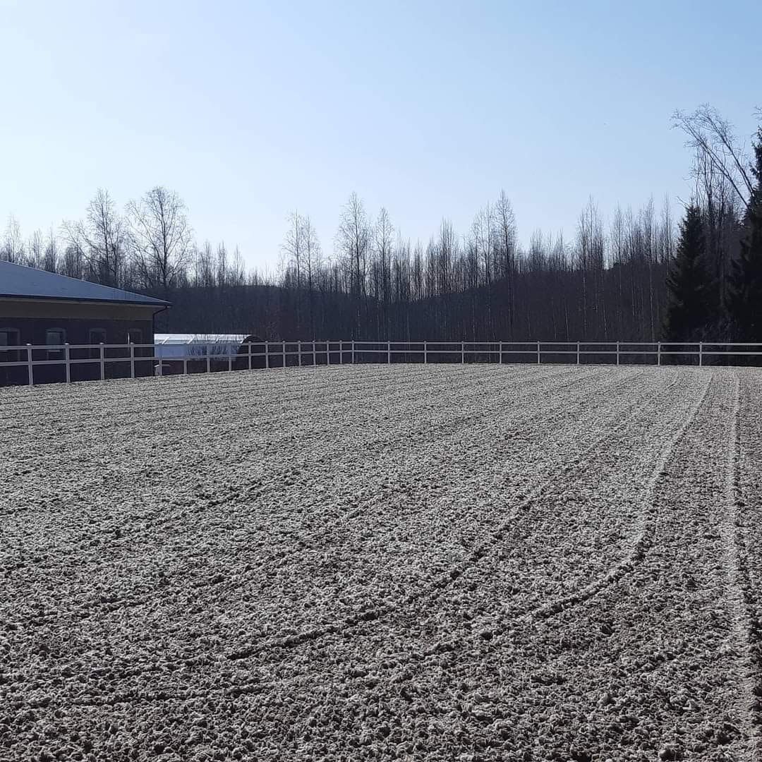 Ratsutila Kawerdan ulkokenttä harrastamiseen ja harjoitteluun